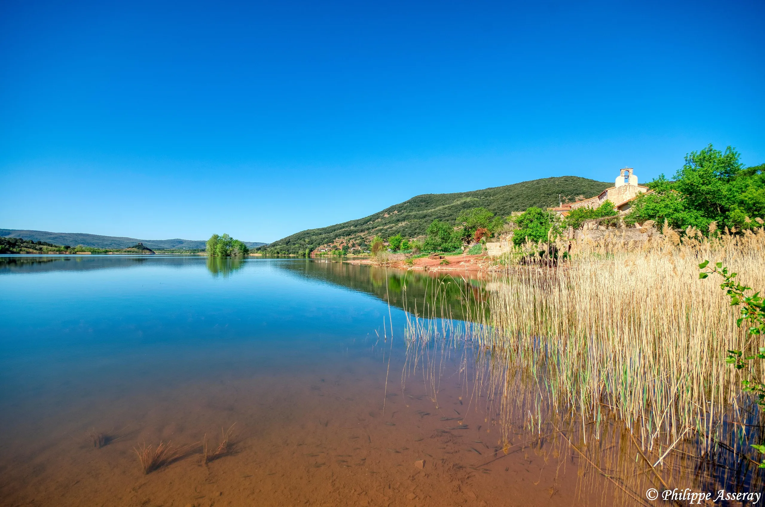 Lac du Salagou et terres rouges
