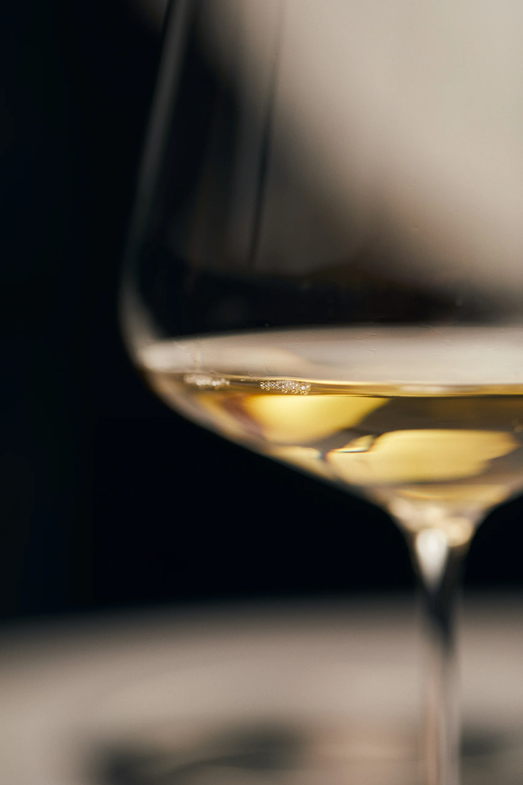 Un verre de vin du Languedoc en lumière chaude